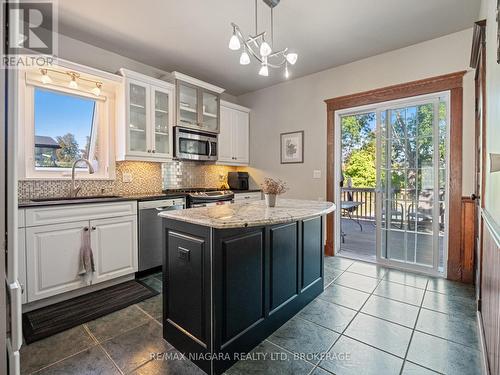 18 Emerick Avenue, Fort Erie (Central), ON - Indoor Photo Showing Kitchen With Upgraded Kitchen