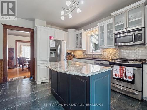 18 Emerick Avenue, Fort Erie (Central), ON - Indoor Photo Showing Kitchen With Upgraded Kitchen