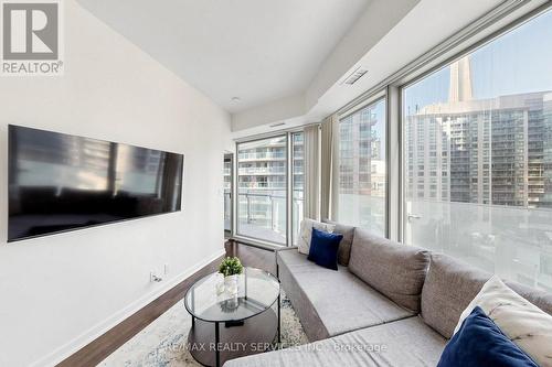 407 - 12 York Street, Toronto, ON - Indoor Photo Showing Living Room
