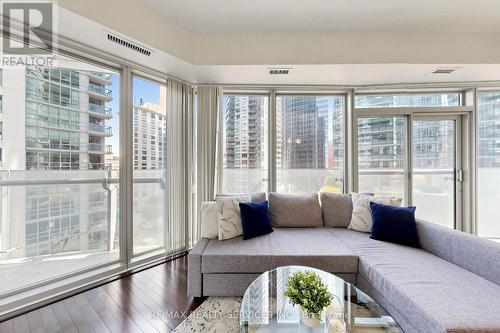 407 - 12 York Street, Toronto, ON - Indoor Photo Showing Living Room