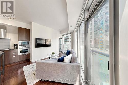 407 - 12 York Street, Toronto, ON - Indoor Photo Showing Living Room