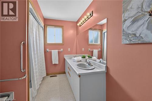 19 Country Club Road, Cayuga, ON - Indoor Photo Showing Bathroom