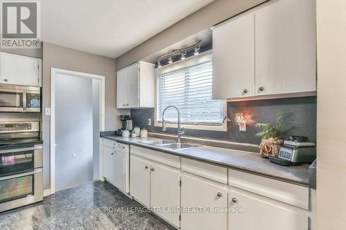 15 Talavera Crescent, London East (East I), ON - Indoor Photo Showing Kitchen With Double Sink