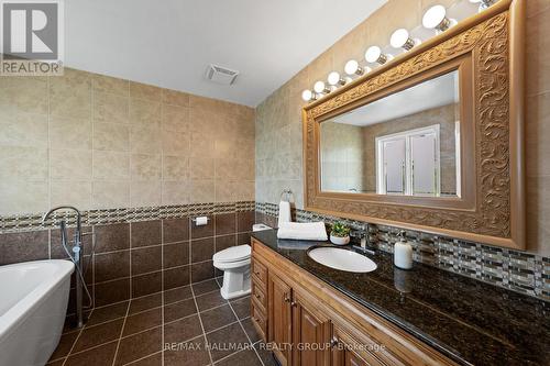 2104 Sandy Oaks Drive, Ottawa, ON - Indoor Photo Showing Bathroom