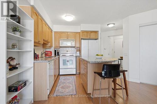 828 - 80 Harrison Garden Boulevard, Toronto, ON - Indoor Photo Showing Kitchen