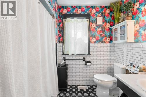 1220 Bruce Avenue, Windsor, ON - Indoor Photo Showing Bathroom
