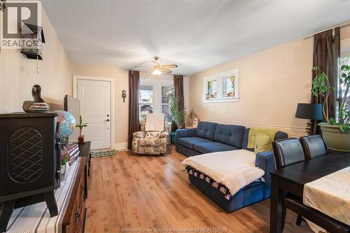 1220 Bruce Avenue, Windsor, ON - Indoor Photo Showing Living Room
