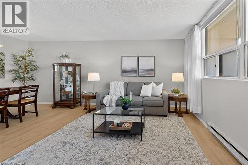 700 Dynes Road Unit# 904, Burlington, ON - Indoor Photo Showing Living Room