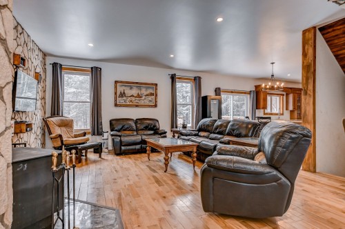 Salon - 561 Rue Pelletier, Saint-Colomban, QC - Indoor Photo Showing Living Room