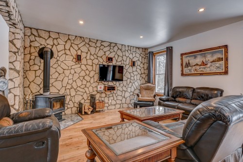 Salon - 561 Rue Pelletier, Saint-Colomban, QC - Indoor Photo Showing Living Room With Fireplace
