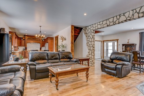 Salon - 561 Rue Pelletier, Saint-Colomban, QC - Indoor Photo Showing Living Room