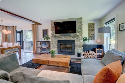 Salon - 906 Côte St-Gabriel O., Saint-Sauveur, QC - Indoor Photo Showing Living Room With Fireplace