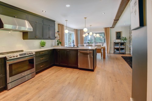 Cuisine - 906 Côte St-Gabriel O., Saint-Sauveur, QC - Indoor Photo Showing Kitchen With Upgraded Kitchen
