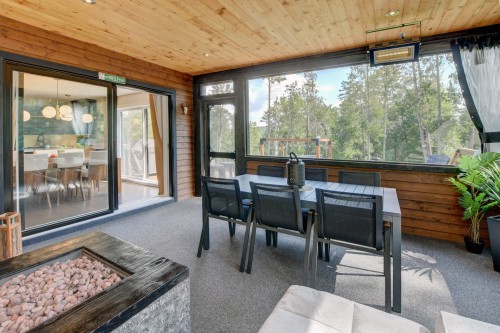 Véranda - 906 Côte St-Gabriel O., Saint-Sauveur, QC -  Photo Showing Dining Room