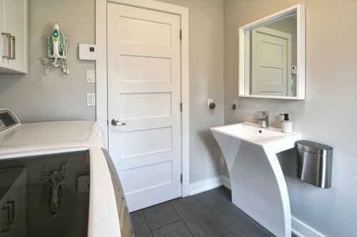 Salle d'eau - 906 Côte St-Gabriel O., Saint-Sauveur, QC - Indoor Photo Showing Laundry Room