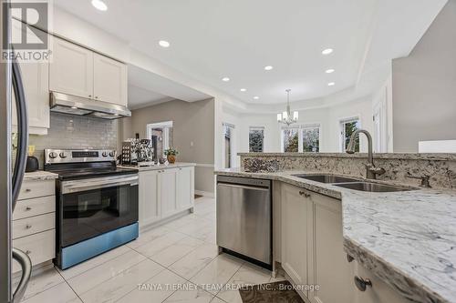 467 Oakwood Drive, Pickering, ON - Indoor Photo Showing Kitchen With Stainless Steel Kitchen With Double Sink With Upgraded Kitchen