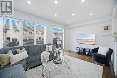 18 Seedland Crescent, Brampton, ON - Indoor Photo Showing Living Room