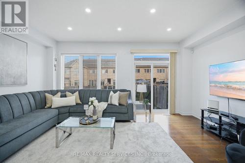 18 Seedland Crescent, Brampton, ON - Indoor Photo Showing Living Room