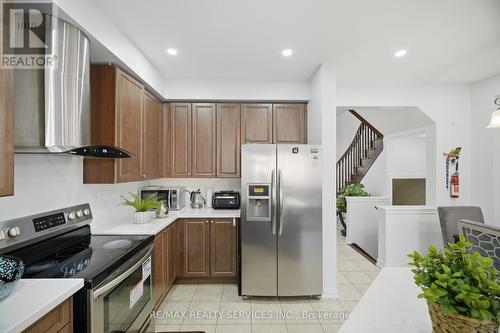 18 Seedland Crescent, Brampton, ON - Indoor Photo Showing Kitchen