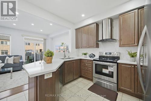 18 Seedland Crescent, Brampton, ON - Indoor Photo Showing Kitchen