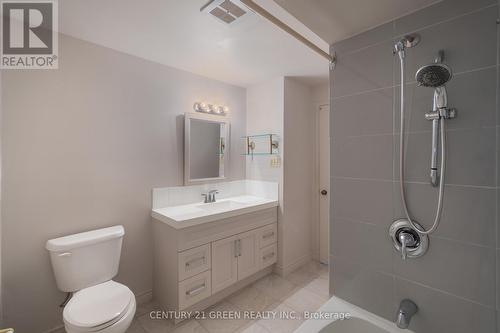 Main Bathroom - 729 West 5Th Street, Hamilton, ON - Indoor Photo Showing Bathroom