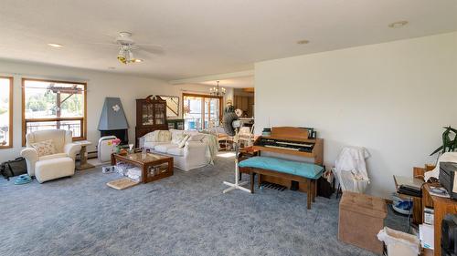 1-1261 Trans Canada Highway, Sorrento, BC - Indoor Photo Showing Living Room