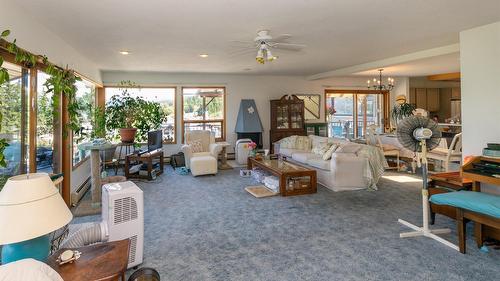 1-1261 Trans Canada Highway, Sorrento, BC - Indoor Photo Showing Living Room