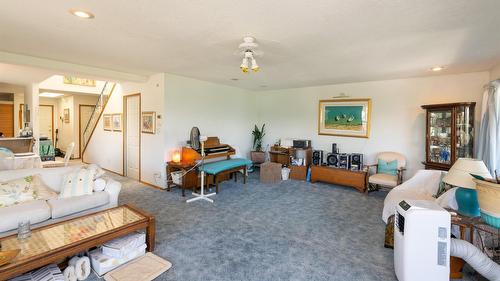 1-1261 Trans Canada Highway, Sorrento, BC - Indoor Photo Showing Living Room