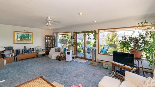 1-1261 Trans Canada Highway, Sorrento, BC - Indoor Photo Showing Living Room