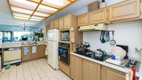 1-1261 Trans Canada Highway, Sorrento, BC - Indoor Photo Showing Kitchen With Double Sink