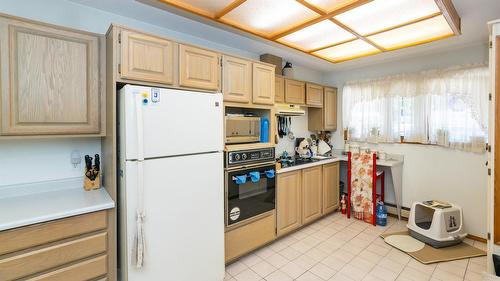 1-1261 Trans Canada Highway, Sorrento, BC - Indoor Photo Showing Kitchen