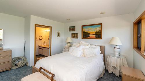 1-1261 Trans Canada Highway, Sorrento, BC - Indoor Photo Showing Bedroom