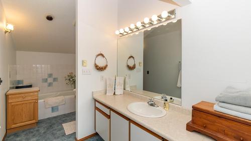 1-1261 Trans Canada Highway, Sorrento, BC - Indoor Photo Showing Bathroom
