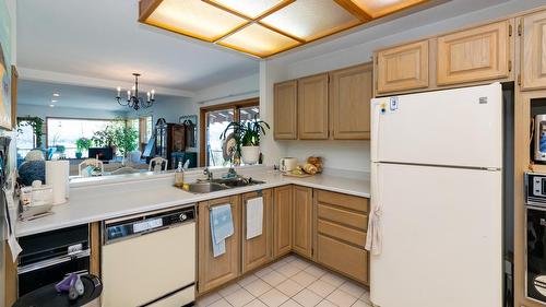 1-1261 Trans Canada Highway, Sorrento, BC - Indoor Photo Showing Kitchen With Double Sink