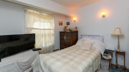 1-1261 Trans Canada Highway, Sorrento, BC - Indoor Photo Showing Bedroom