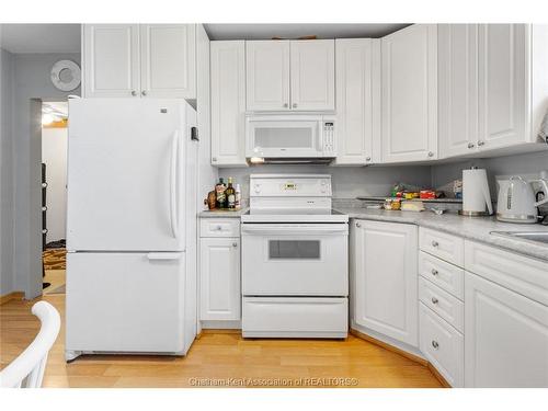 410 Mcnaughton Avenue East, Chatham, ON - Indoor Photo Showing Kitchen