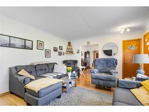 410 Mcnaughton Avenue East, Chatham, ON - Indoor Photo Showing Living Room