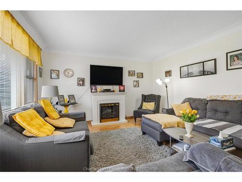 410 Mcnaughton Avenue East, Chatham, ON - Indoor Photo Showing Living Room With Fireplace