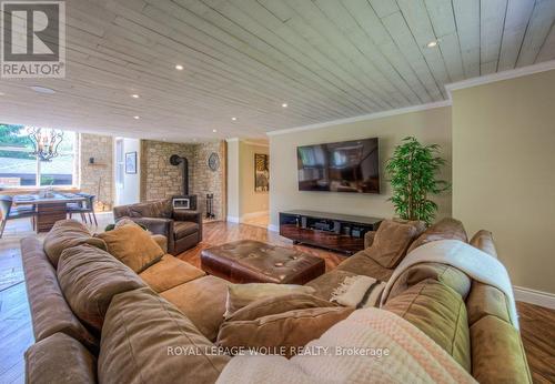 8466 Sideroad 30, Centre Wellington, ON - Indoor Photo Showing Living Room