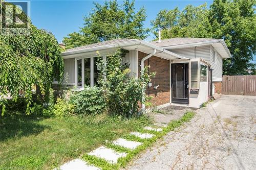 Exterior facade featuring a bay window, brick and siding finishes, and a covered entry - 100 Mountain Avenue N, Hamilton, ON - Outdoor