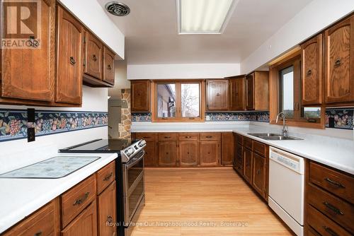 18 Rosecliff Court, Trent Hills (Hastings), ON - Indoor Photo Showing Kitchen With Double Sink