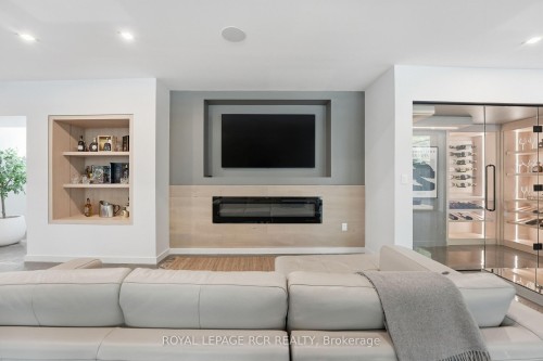3404 Vivian Road, Whitchurch-Stouffville, ON - Indoor Photo Showing Living Room With Fireplace