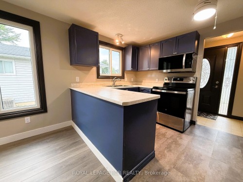 38 Royal Oak Drive, Innisfil, ON - Indoor Photo Showing Kitchen