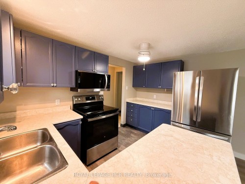 38 Royal Oak Drive, Innisfil, ON - Indoor Photo Showing Kitchen With Double Sink