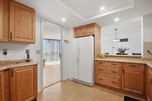 410-1360 Rathburn Road E, Mississauga, ON - Indoor Photo Showing Kitchen