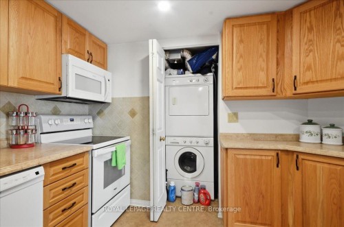 410-1360 Rathburn Road E, Mississauga, ON - Indoor Photo Showing Kitchen