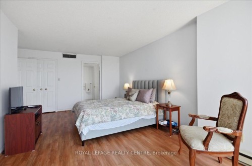 410-1360 Rathburn Road E, Mississauga, ON - Indoor Photo Showing Bedroom