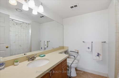 410-1360 Rathburn Road E, Mississauga, ON - Indoor Photo Showing Bathroom