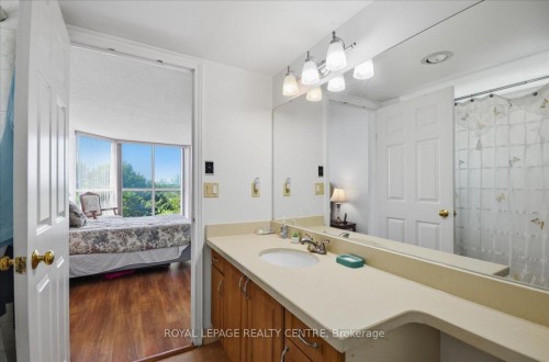 410-1360 Rathburn Road E, Mississauga, ON - Indoor Photo Showing Bathroom