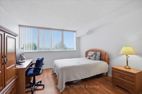 410-1360 Rathburn Road E, Mississauga, ON - Indoor Photo Showing Bedroom